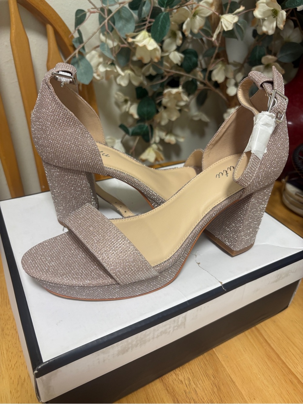 PUTU Womens Dress Shoes, Block Heel, Ankle Strap, Open Toe Gold Sparkle Size 8.5